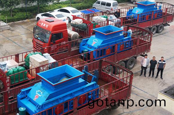 哈密十(ten)台1510对辊破碎机的(of)前(front)三(three)台已装车(car)完毕