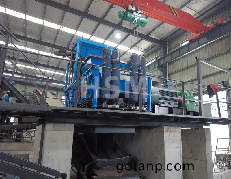 小(small)型鹅卵石_河卵石对辊破碎机生(life)产线现场